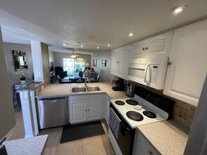 冷蔵庫、電子レンジ、オーブン、コンロ