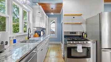 雪櫃、微波爐、焗爐、爐具