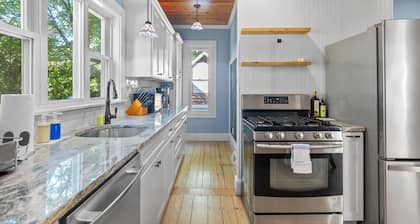 New England Historic Charm Meets Modern Style in the North Shore
