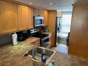 Kjøleskap, mikrobølgeovn, ovn og kokeplater