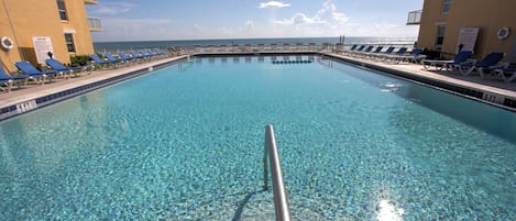 Lämmitetty uima-allas