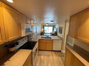 Jääkaappi, mikroaaltouuni, uuni, liesi