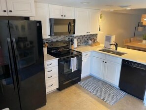 Kjøleskap, mikrobølgeovn, ovn og kokeplater