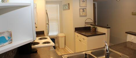 Kylskåp, mikrovågsugn, ugn och spishäll