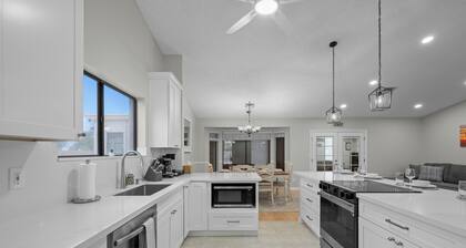 Mesa Oasis • 6BR • Pool & Pickleball • Sleeps 20