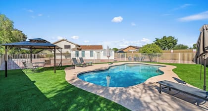 Mesa Oasis • 6BR • Pool & Pickleball • Sleeps 20