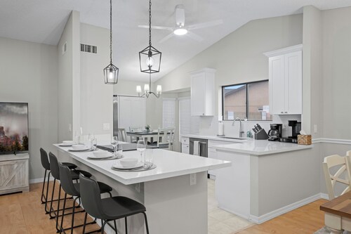 Mesa Oasis • 6BR • Heated Pool • Hot Tub • Pickleball • Sleeps 20