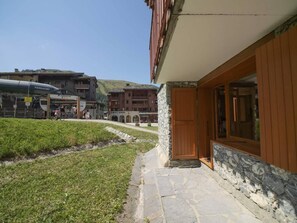 Exterior - 10m from ski slopes, floor -1, view mountain, terrace, ski locker, 35m², Valmorel (Valmorel)