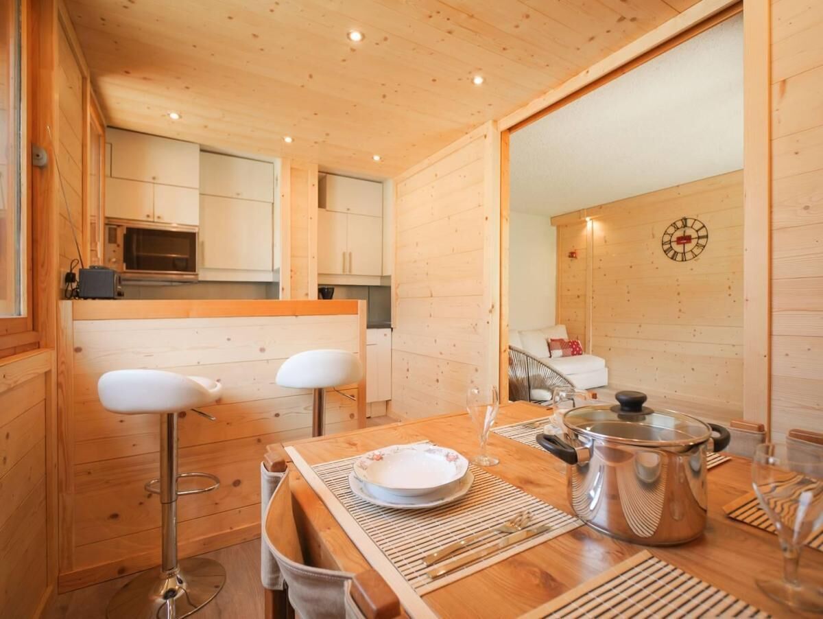 Een koelkast, een oven, een vaatwasser, een koffiezetapparaat/waterkoker