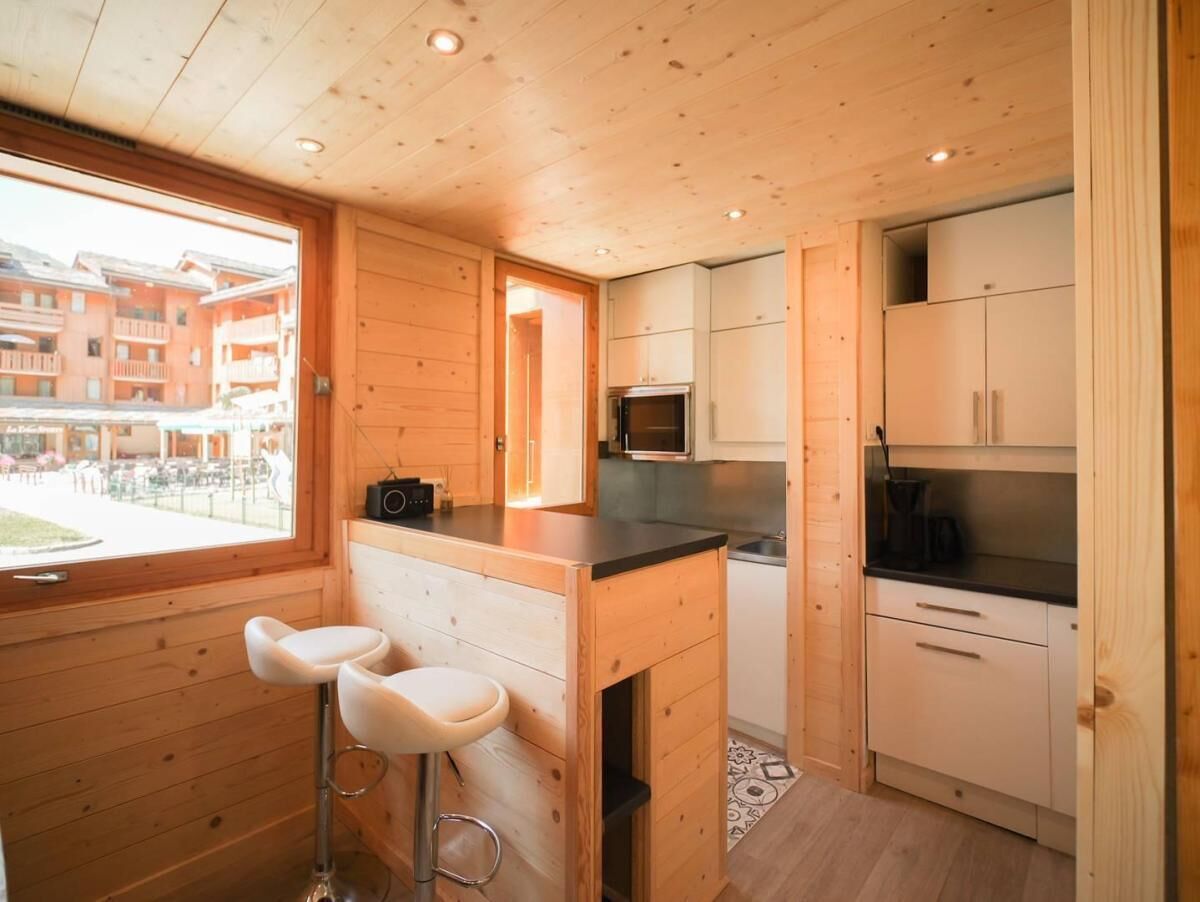 Fridge, oven, dishwasher, coffee/tea maker