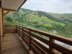 Property grounds - 15m from ski slopes, 1st floor, view mountain, balcony, tv, ski locker, 37m², Valmorel (Valmorel)