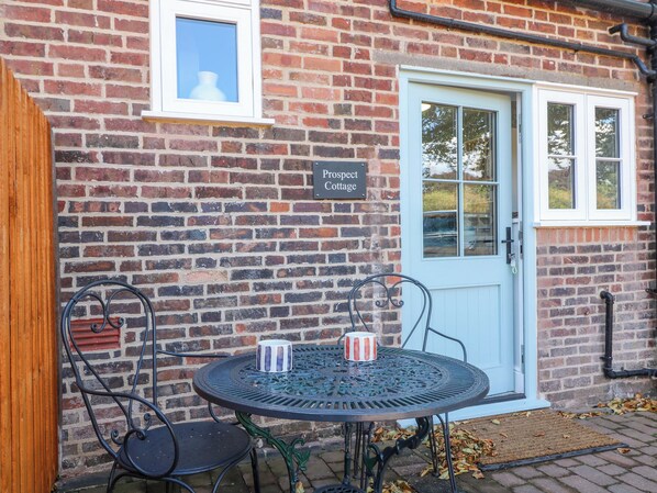 Outdoor dining - Prospect Cottage (Stone)