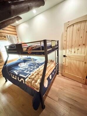 5 bedrooms, desk, iron/ironing board, free WiFi - The Cooperstown Cabin, 8min to All Star Village, 15min to Dreams Park, Sleeps 10 (Oneonta)
