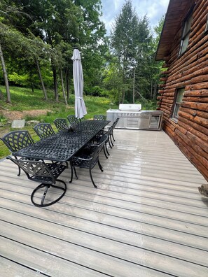 Outdoor dining - The Cooperstown Cabin, 8min to All Star Village, 15min to Dreams Park, Sleeps 10 (Oneonta)