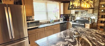 The Cooperstown Cabin, 8min to All Star Village, 15min to Dreams Park, Sleeps 10