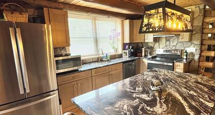 The Cooperstown Cabin, 8min to All Star Village, 15min to Dreams Park, Sleeps 10