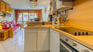 A compact kitchen with a built-in dishwasher, a stove, and a coffee machine. - 140m from ski slopes, 3rd floor, balcony, tv, 41m², Valloire (Valloire)