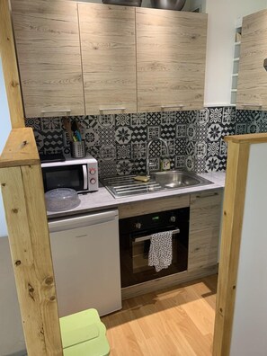 Kühlschrank, Mikrowelle, Ofen, Geschirrspüler