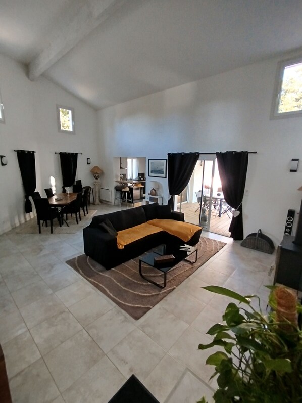TV, fireplace, books, stereo