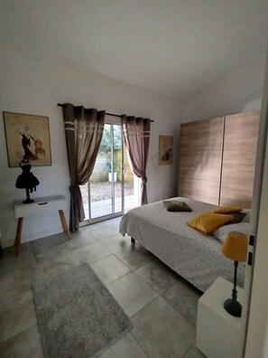 3 bedrooms, iron/ironing board, travel cot, free WiFi