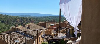 A balcony overlooking the magnificent ochre cliffs of Roussillon