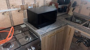 Private kitchen - Charming 1-bedroom apartment in tranquil Ibadan with AC (Ibadan)