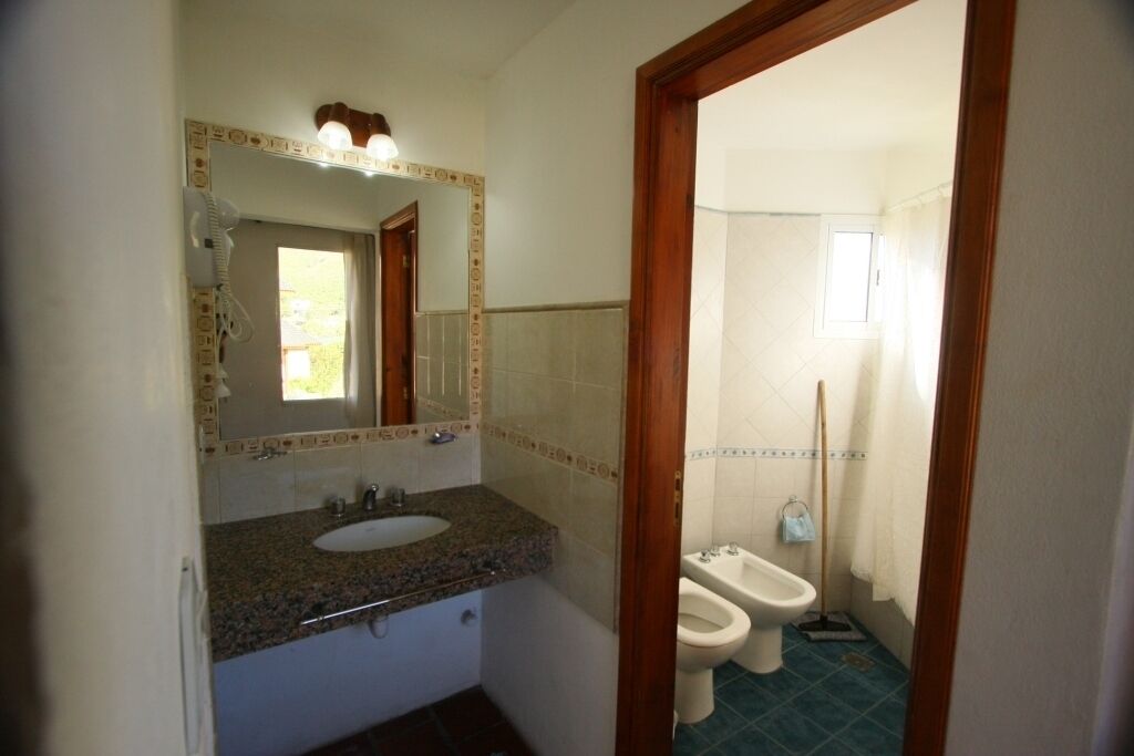 Une salle de bain équipée d’un lavabo, d’un miroir et d’un bidet.