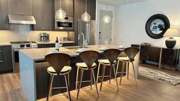 Een koelkast, een microgolfoven, een oven, een kookplaat