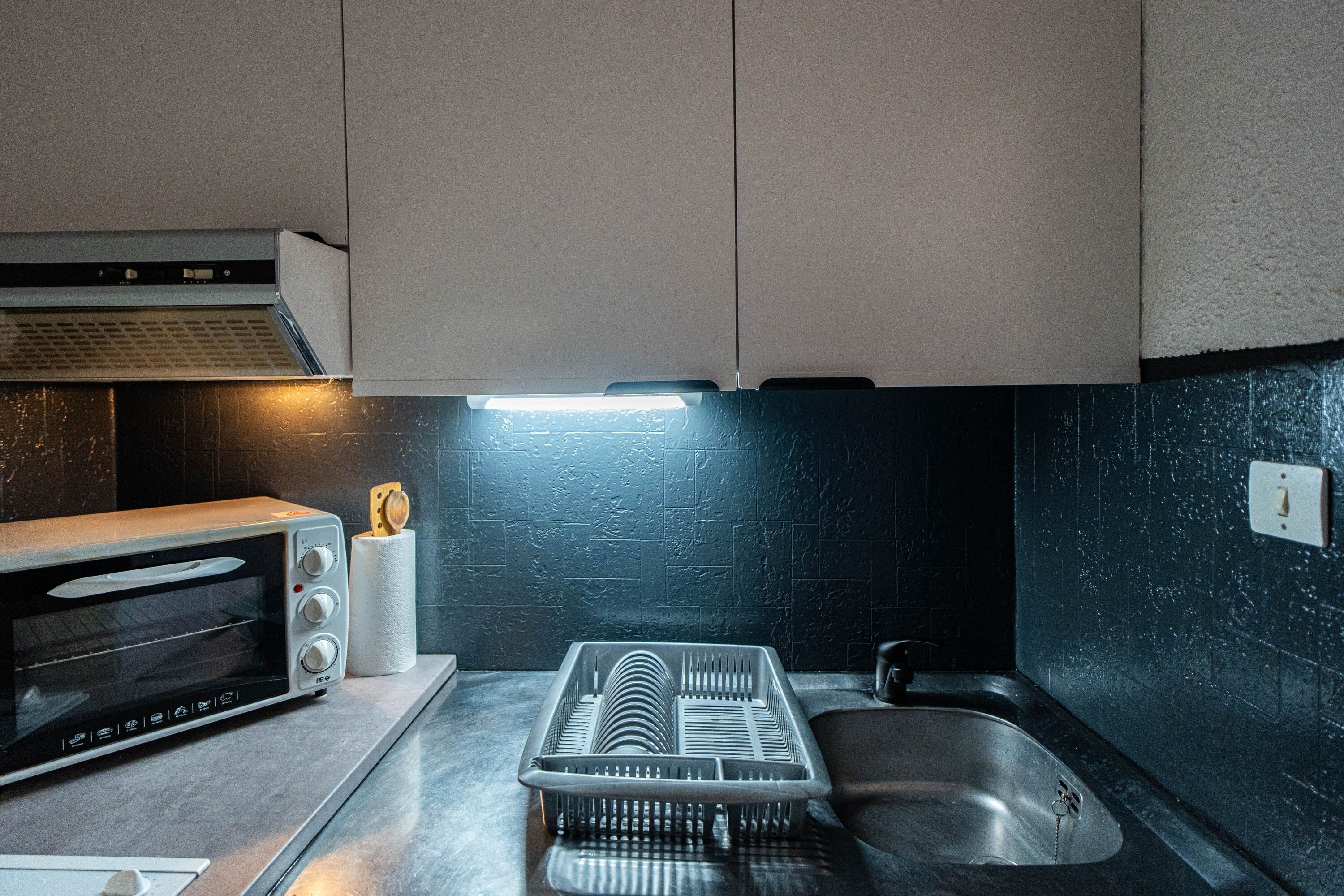 Een koelkast, een microgolfoven, een oven