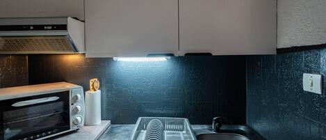 Fridge, microwave, oven, coffee/tea maker