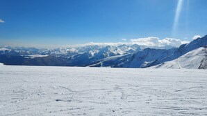 Paisaje nevado de montaña con cielo despejado.