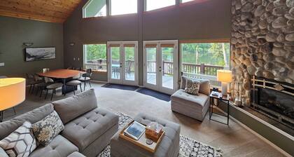 3 BR Waterfront retreat, great deck, beaches, fireplace & game room