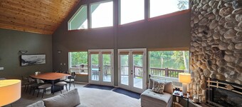 3 BR Waterfront retreat, great deck, beaches, fireplace & game room