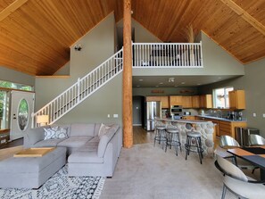 TV, fireplace - 3 BR Waterfront retreat, great deck, beaches, fireplace & game room (Longbranch)