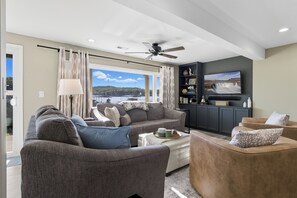 Smart TV, fireplace, DVD player - New Listing! Lakefront 3BR/3BA N. Buck Creek Cove, Private Dock, Sleeps 12. (Gravois Mills)