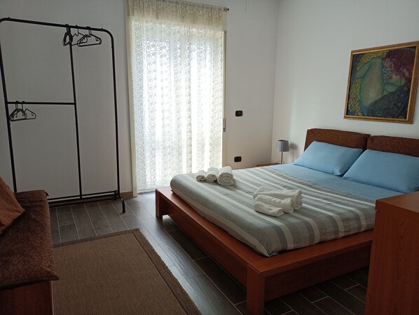 2 bedrooms, internet, bed sheets