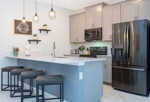 冷蔵庫、電子レンジ、オーブン、コンロ