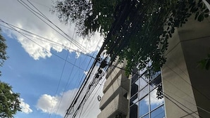 Un edificio a più piani con ampie finestre e balconi.