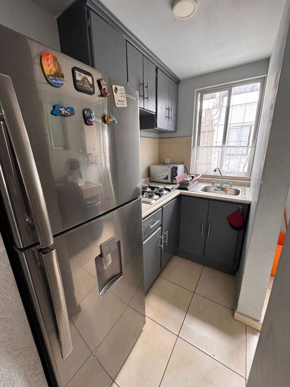 Refrigerador, microondas, parrilla de estufa y cafetera y tetera 