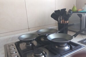 Réfrigérateur, micro-ondes, plaque de cuisson, cafetière/bouilloire