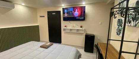 1 bedroom, desk, WiFi