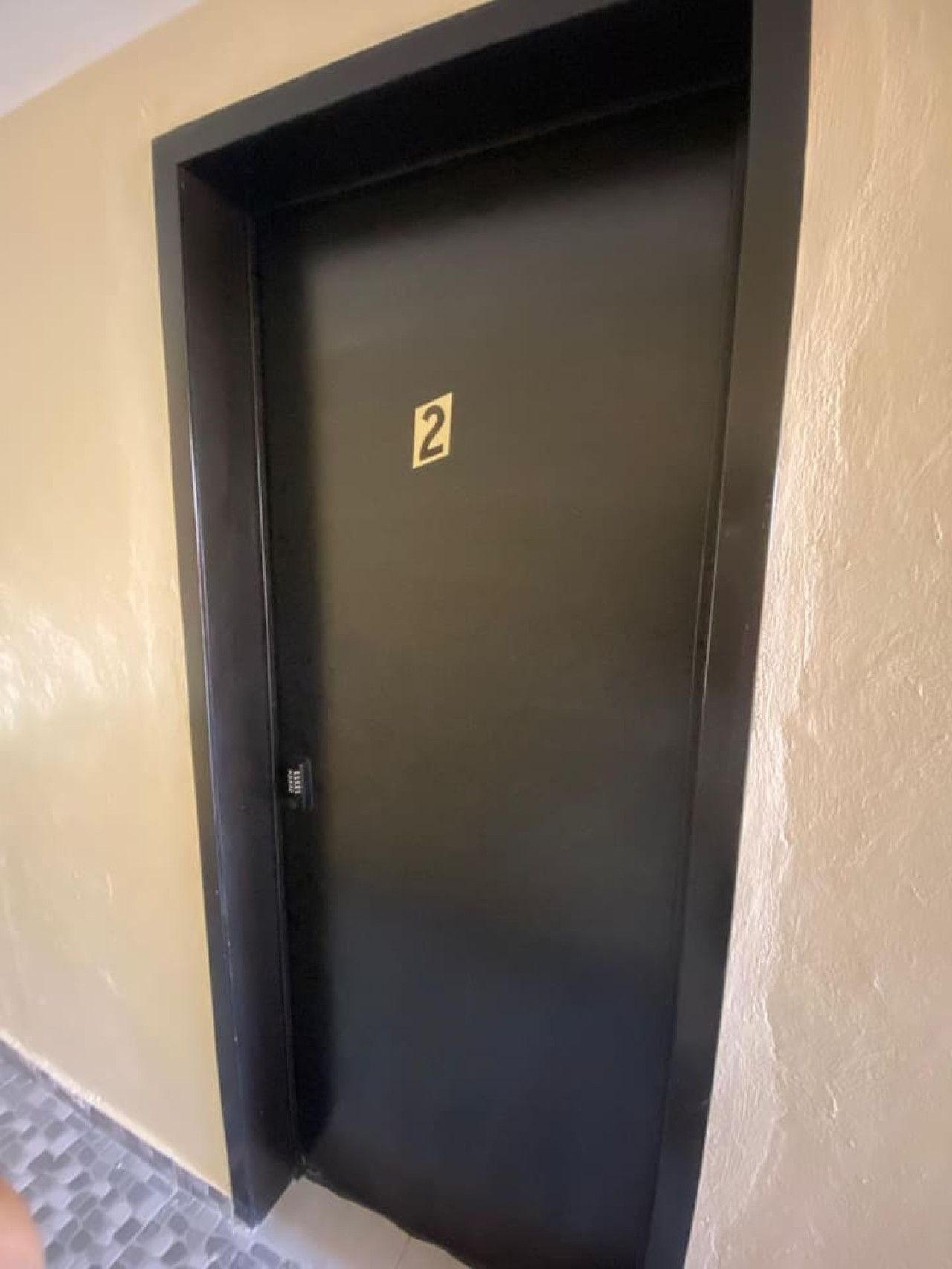 Una puerta con un letrero que indica el número 2.