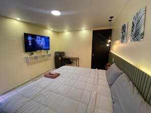 1 bedroom, desk, WiFi