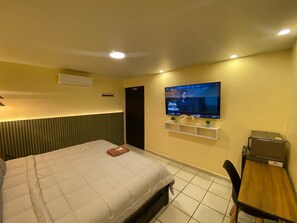 1 bedroom, desk, WiFi