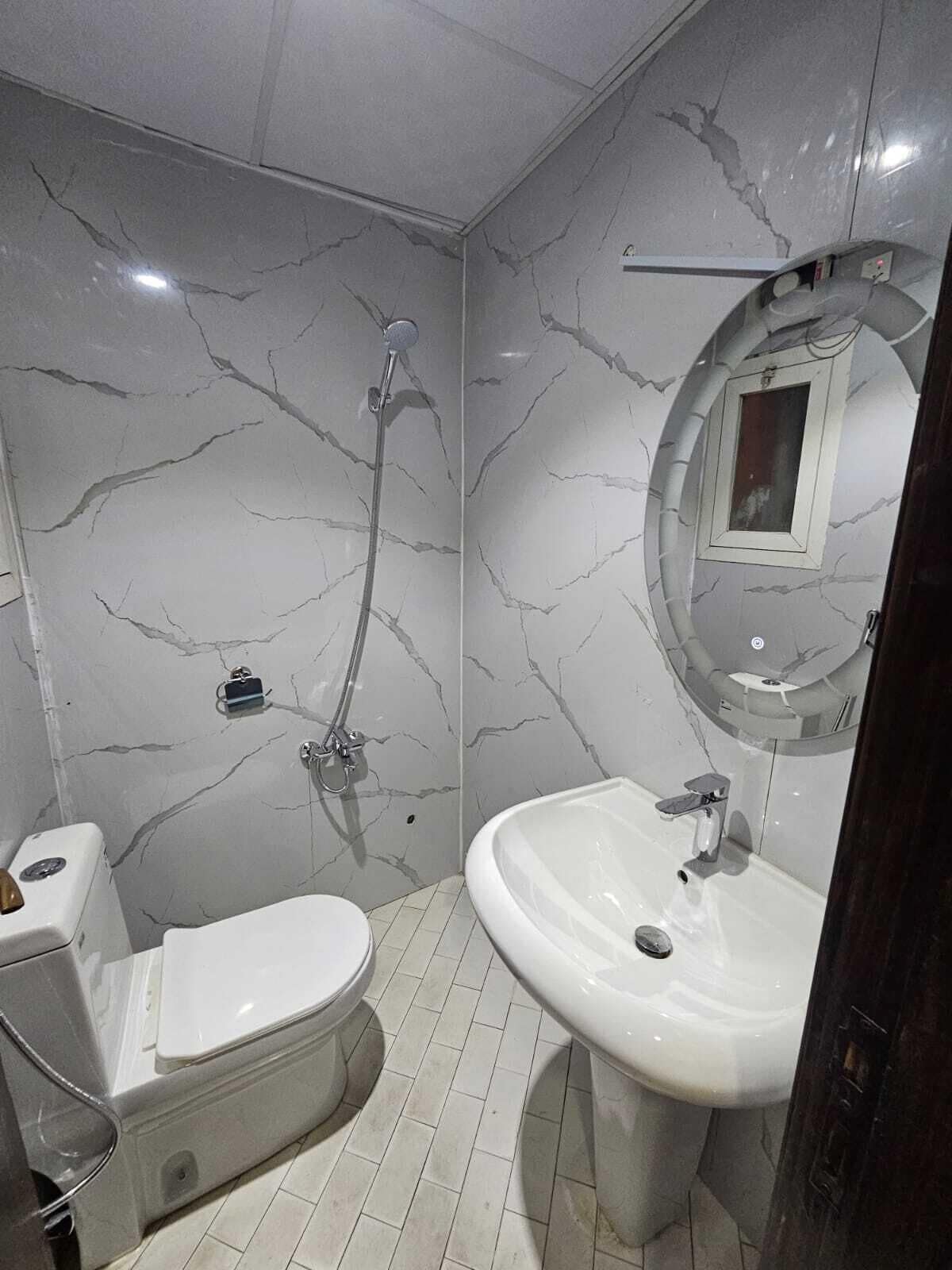 Apartment | Badezimmer | Dusche, Handtücher, Seife, Shampoo