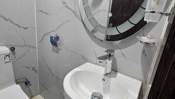 Zweibettzimmer | Badezimmer | Dusche, Handtücher, Seife, Shampoo