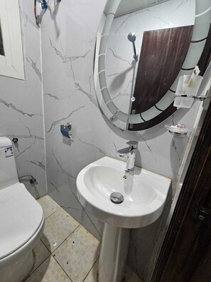 Habitación con 2 camas individuales | Baño | Ducha, toallas, jabón y champú