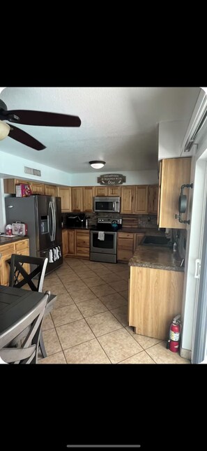 冷蔵庫、電子レンジ、オーブン、コンロ