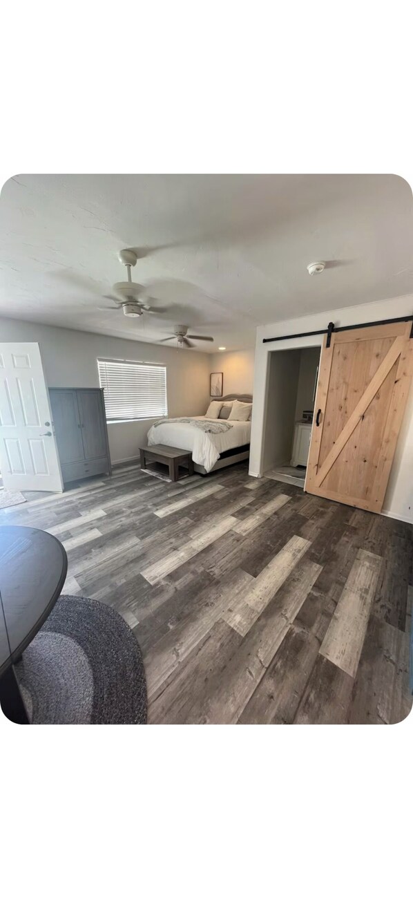 4 室のベッドルーム、WiFi (無料)、ベッドシーツ