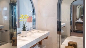 Hair dryer, towels - Sophisticated Room 10 Min Walk From Space Needle (Seattle)